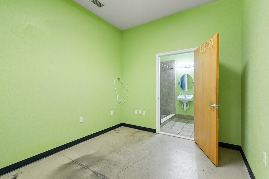More Photos Of 410 S Hopkins Ave, Titusville Storefront For Lease