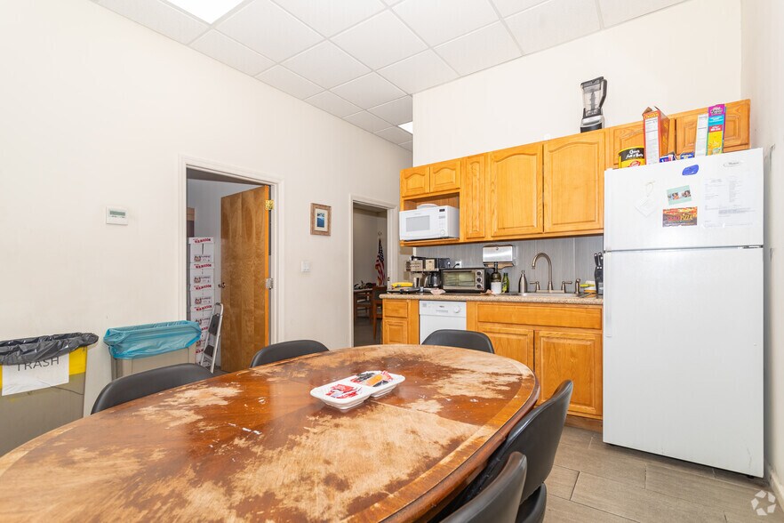 More Photos Of 8805 76th Ave, Glendale Warehouse For Sale