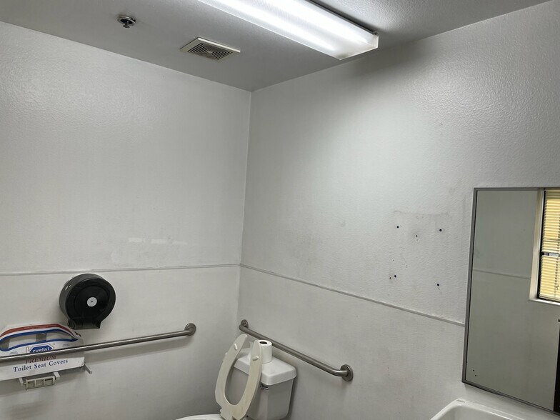 More Photos Of 937 S Alameda St, Los Angeles Warehouse For Lease