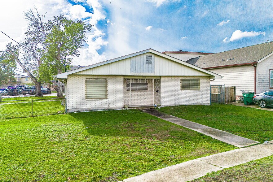 More Photos Of 2800 Lake Villa Dr, Metairie Flex For Sale