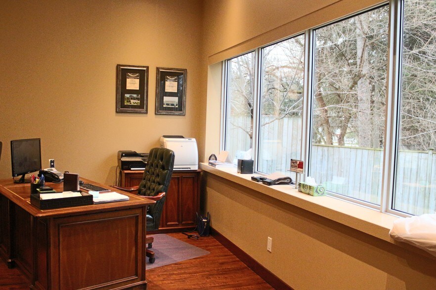 More Photos Of 4553 King St E, Kitchener Showroom For Lease