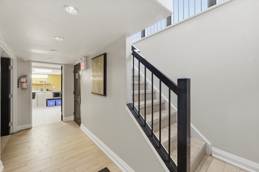 More Photos Of 60 King St W, Hamilton Office For Sale