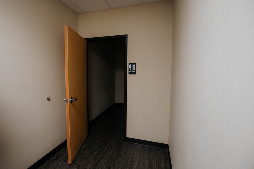 More Photos Of 9870 N Gateway Blvd, El Paso Office For Lease