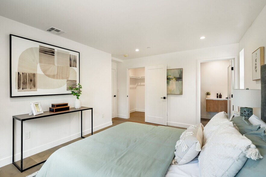 More Photos Of 6082 W 18th St, Los Angeles Apartments For Sale