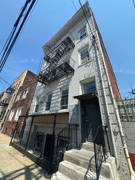 More Photos Of 204 Parkhurst St, Newark Apartments For Sale