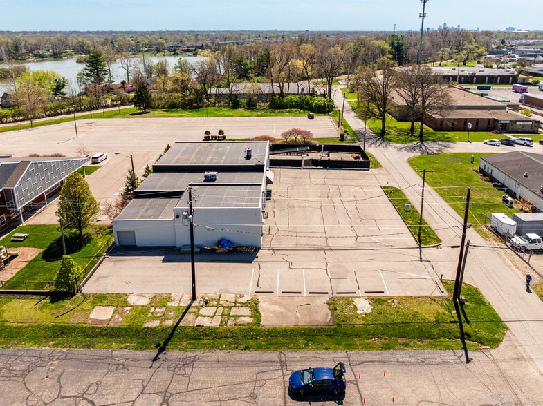 More Photos Of 5513 N Oxford St, Indianapolis Showroom For Lease