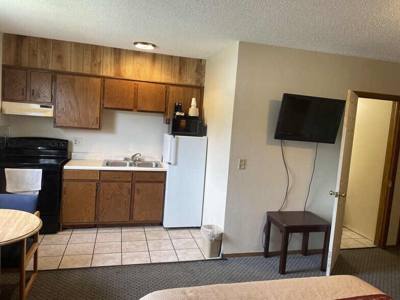 More Photos Of 721 State Route 54 E, Clinton Hotel For Sale