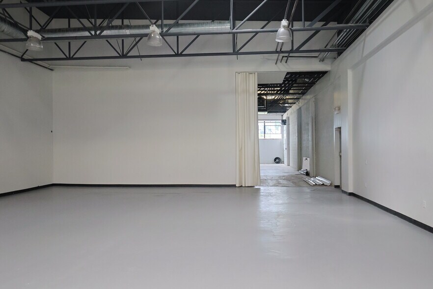 More Photos Of 2727 W Mockingbird Ln, Dallas Unknown For Lease