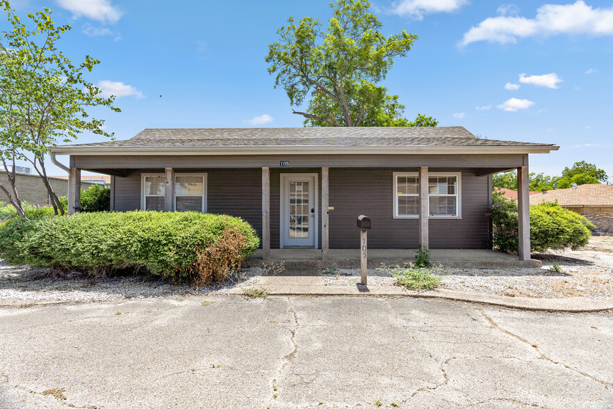 Primary Photo Of 105 W Walnut St, Hillsboro Showroom For Lease