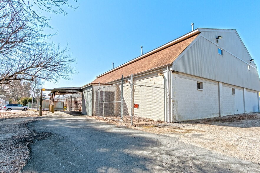 More Photos Of 558 W Main St, Norwich Freestanding For Sale