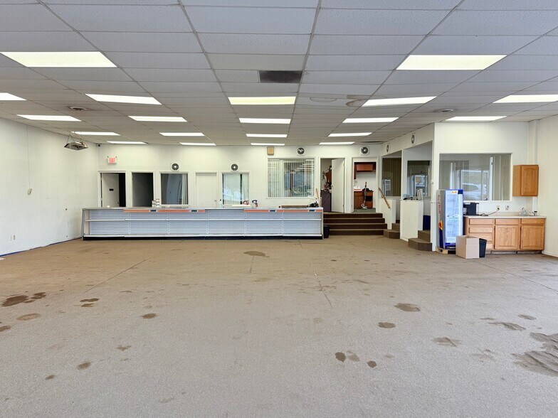 More Photos Of 807 S 4th St, Fulton General Retail For Sale