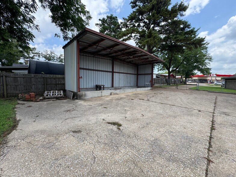 More Photos Of 1208 S Chestnut St, Lufkin Showroom For Sale
