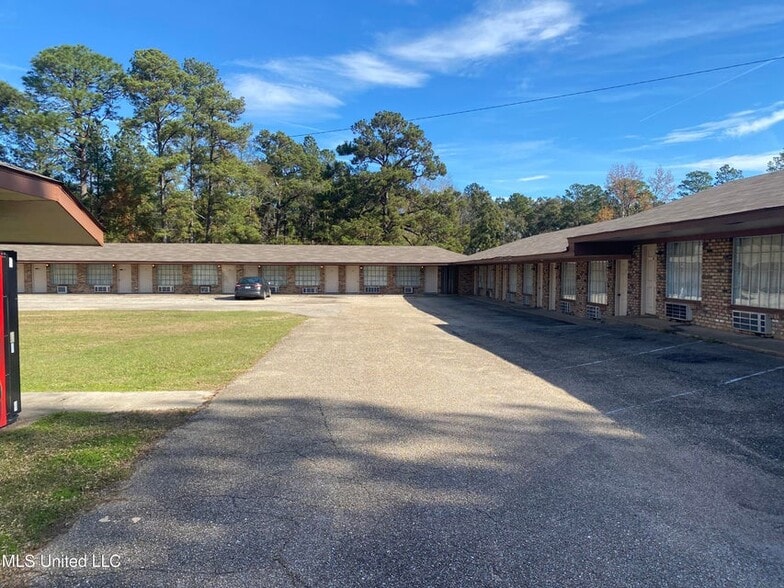 Primary Photo Of 404 Frontage Dr E, Wiggins Hotel For Sale