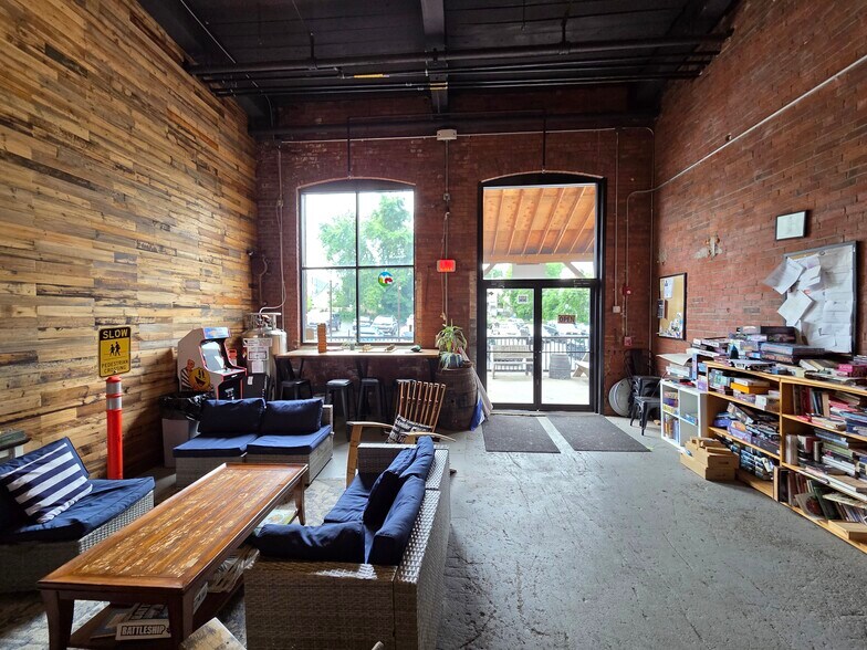 More Photos Of 725 Main St, Middletown Storefront For Lease