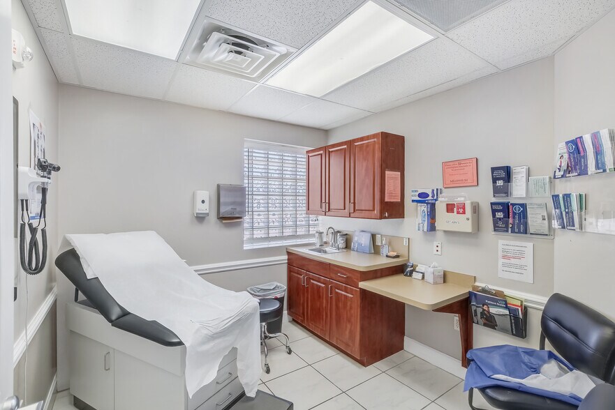 More Photos Of 13214 Palm Beach Blvd, Fort Myers Medical For Sale