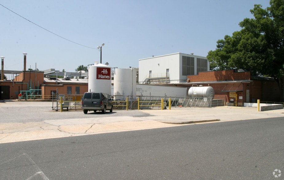 More Photos Of 136 E Dorsett Ave, Asheboro Warehouse For Lease