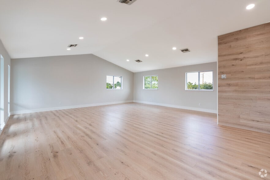 More Photos Of 16387 S Tamiami Trl, Fort Myers Storefront Retail Office For Sale