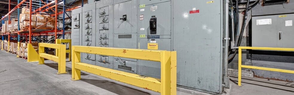 More Photos Of 260 Rue Lord, Napierville Manufacturing For Sale