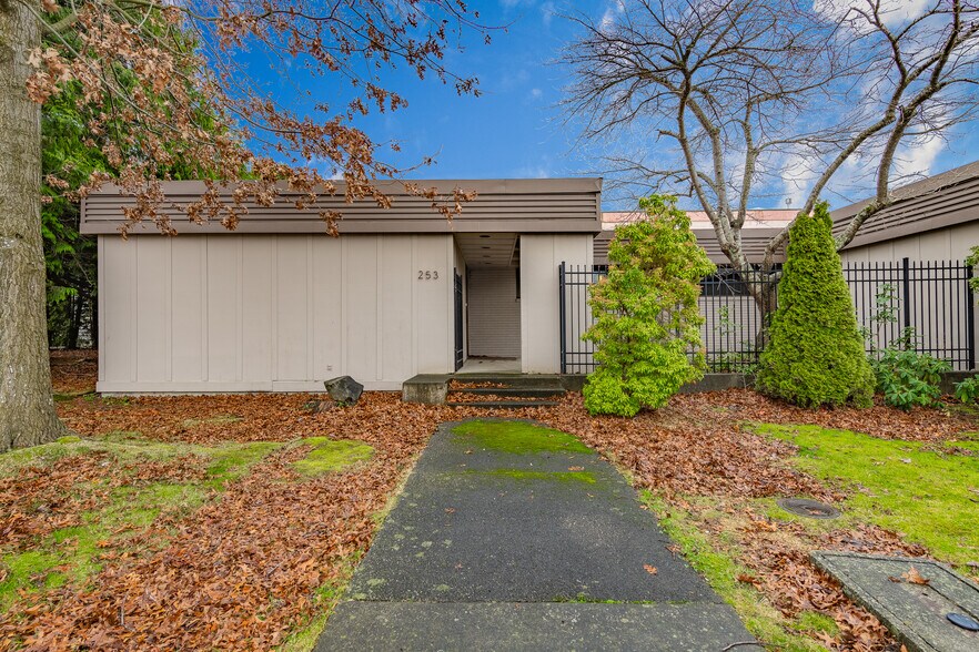 More Photos Of 253 Martin St, Blaine Office For Sale