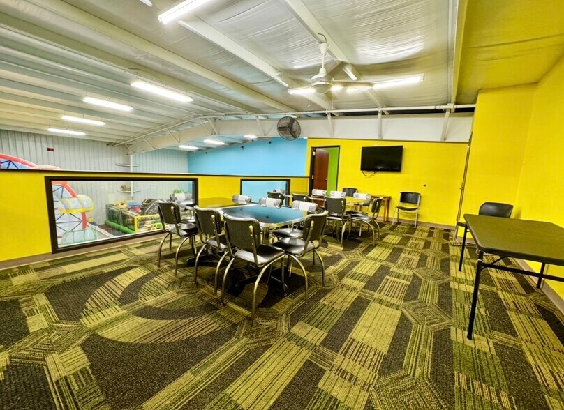 More Photos Of 2509 S 1st St, Terre Haute Showroom For Sale