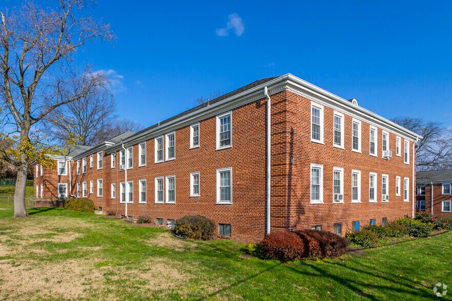 More Photos Of 2725 30th St SE, Washington Apartments For Sale