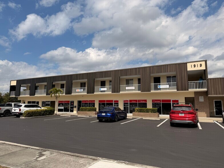 More Photos Of 1919 Courtney Dr, Fort Myers Office For Lease