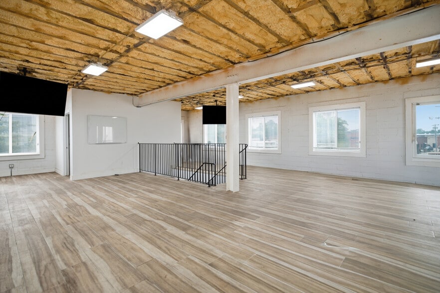 More Photos Of 20 Denton Ave, Garden City Park Service For Lease