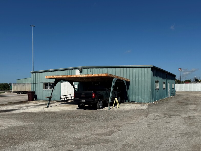 More Photos Of 530 Steves Ave, San Antonio Distribution For Lease