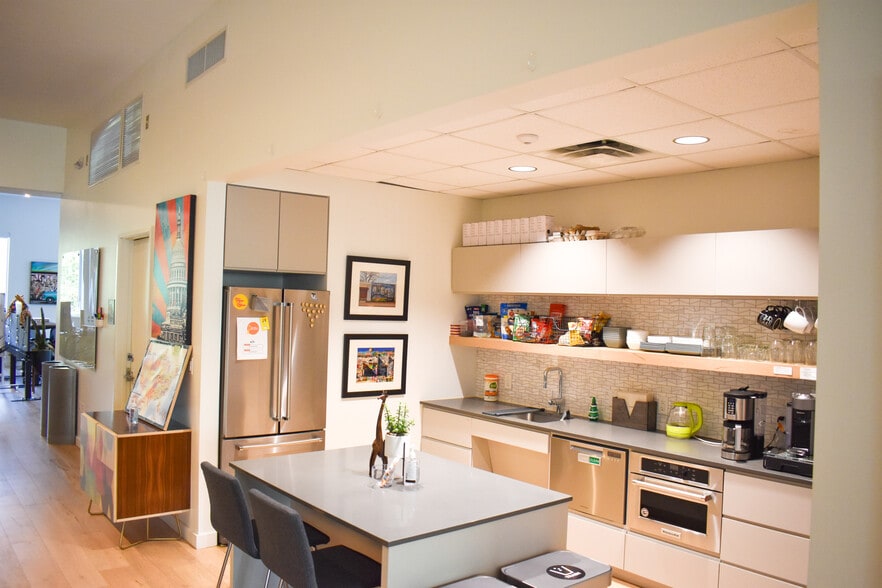 More Photos Of 1632 S 1st St, Austin Office For Lease