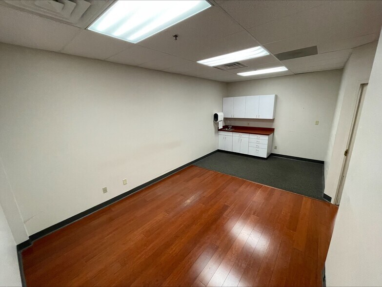 More Photos Of 230-270 E Day Rd, Mishawaka Medical For Lease