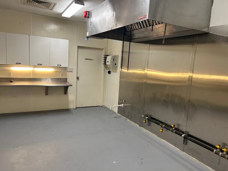 More Photos Of 174 NW 9th ave, Mulberry Distribution For Sale