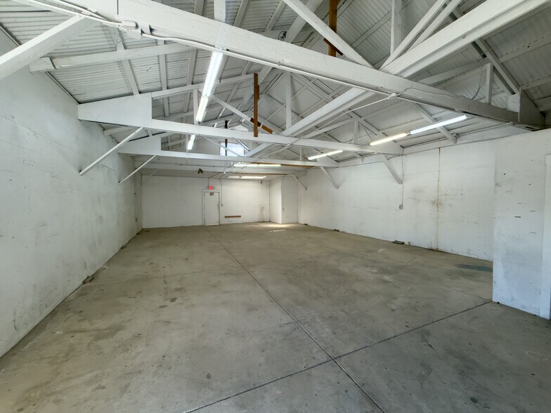 More Photos Of 1716-1718 Albion St, Los Angeles Auto Salvage Facility For Lease
