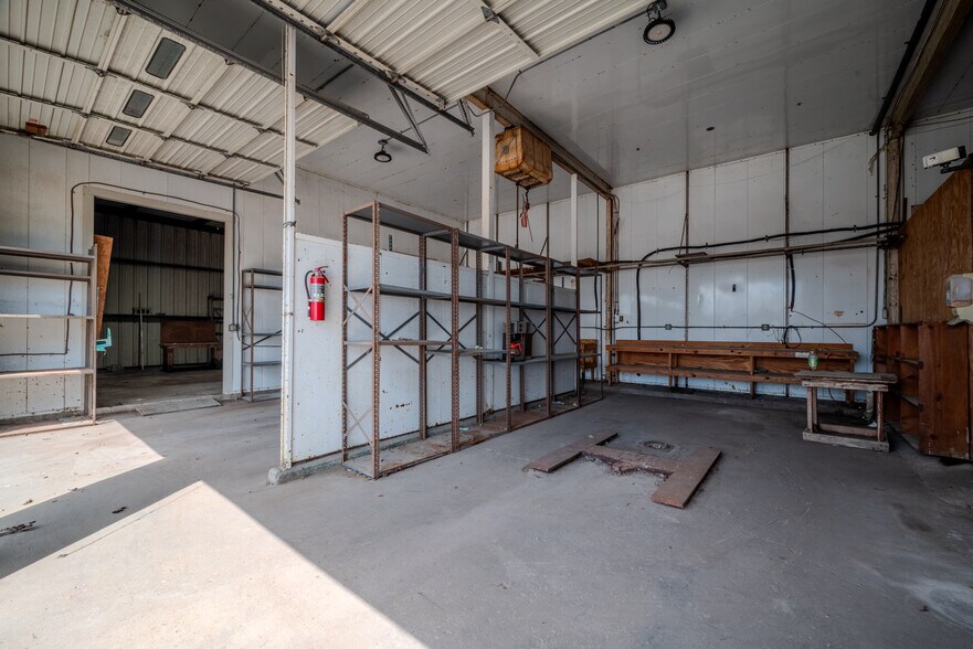 More Photos Of 619 E Jackson St, El Campo Warehouse For Lease