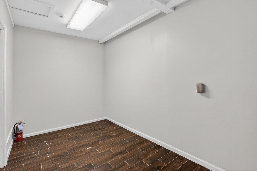 More Photos Of 5109 E 5th St, Katy Storefront Retail Office For Lease