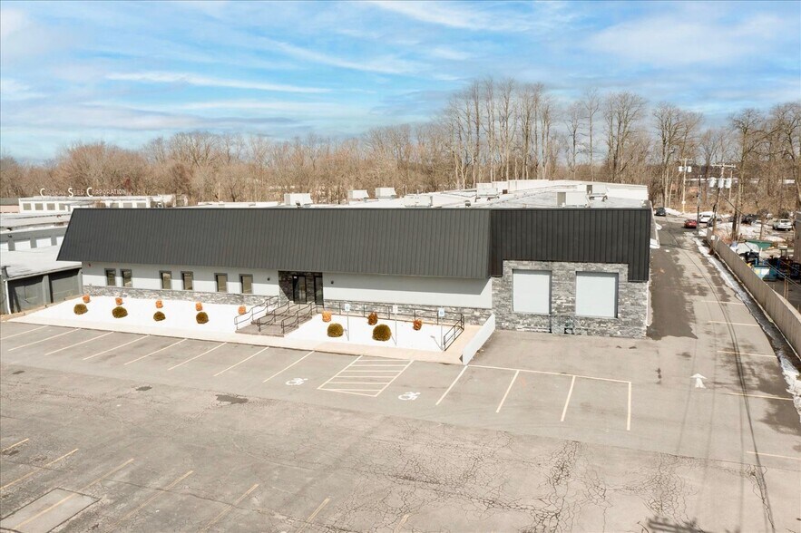 More Photos Of 465 W Commercial St, East Rochester Warehouse For Lease