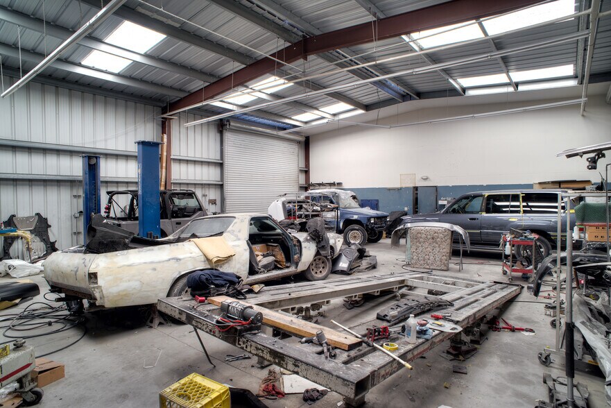 More Photos Of 39006 20th St E, Palmdale Auto Repair For Lease