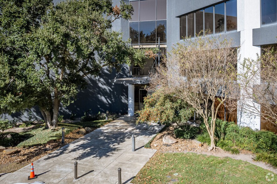 More Photos Of 8313 Southwest Fwy, Houston Unknown For Lease