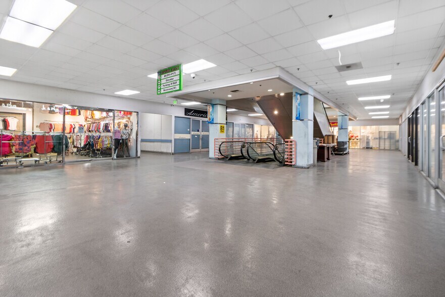 More Photos Of 1015 Crocker St, Los Angeles Storefront For Lease