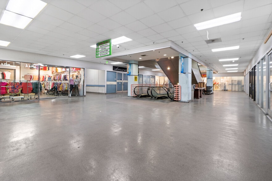 More Photos Of 1015 Crocker St, Los Angeles Storefront For Sale