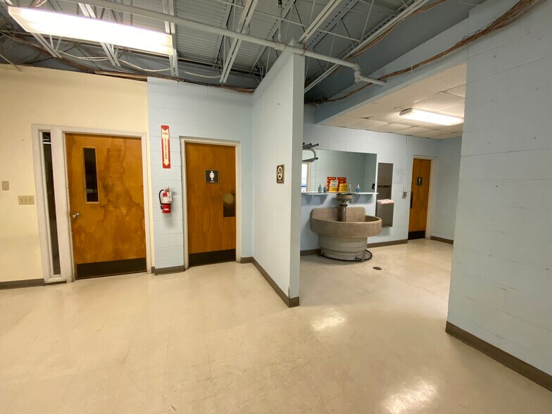 More Photos Of 4514 19th Street Ct E, Bradenton Manufacturing For Sale