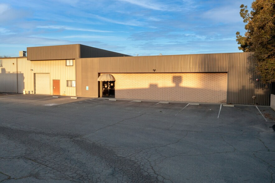 More Photos Of 453 W Bedford Ave, Fresno Warehouse For Lease