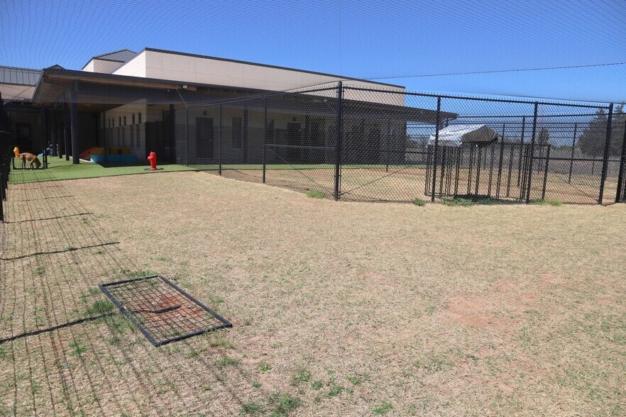 More Photos Of 2020 N Kelly Ave, Edmond Veterinarian Kennel For Sale