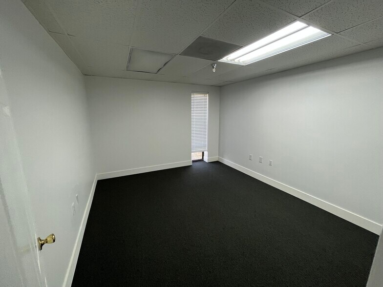 More Photos Of 2402 Clark St, Apopka Manufacturing For Lease