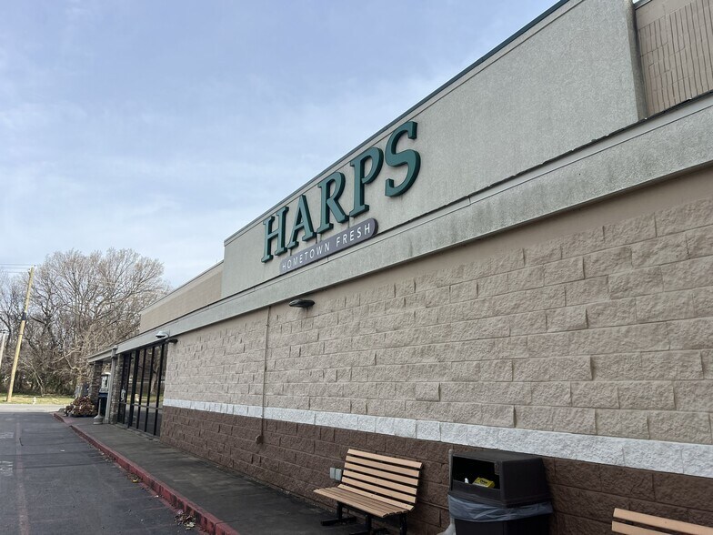 More Photos Of 319 E Buchanan St, Prairie Grove Supermarket For Sale