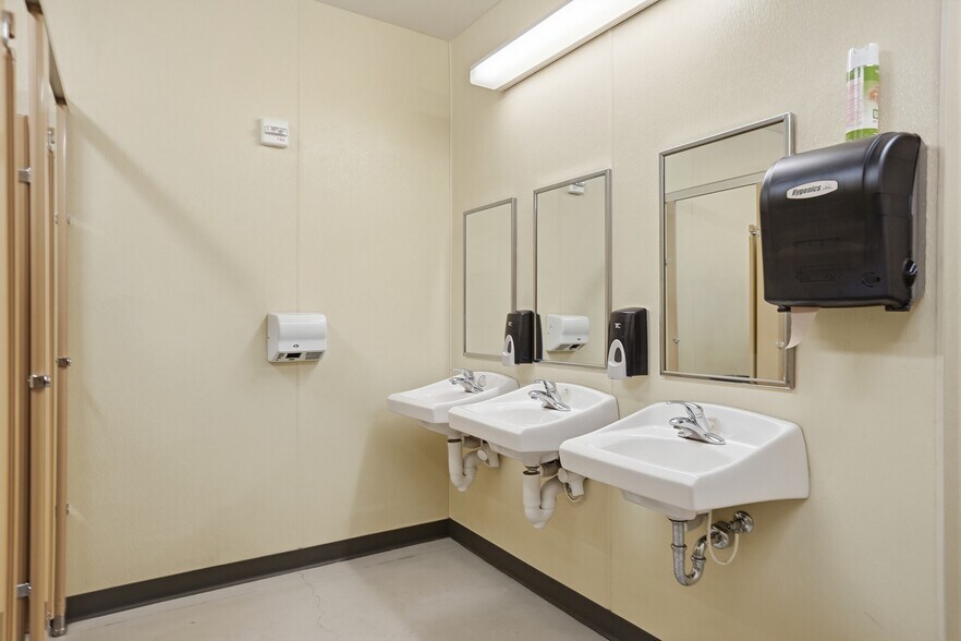 More Photos Of 1151 Industry Rd, Sturgis Manufacturing For Sale