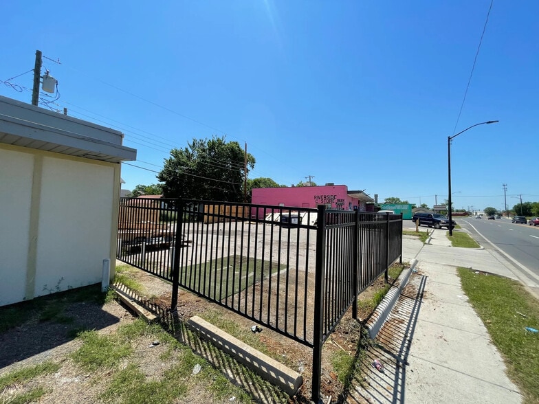 More Photos Of 1601 S Riverside Dr, Fort Worth Storefront Retail Office For Sale