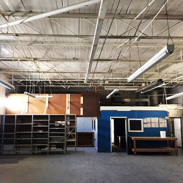More Photos Of 964 E 10 Mile Rd, Hazel Park Warehouse For Lease