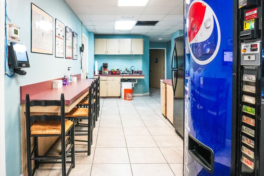 More Photos Of 102 N Mesquite St, Corpus Christi Office For Sale