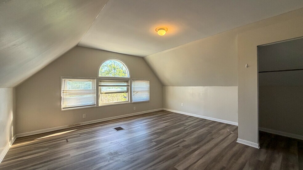 More Photos Of 275 McCormick Pl, Cincinnati Apartments For Sale