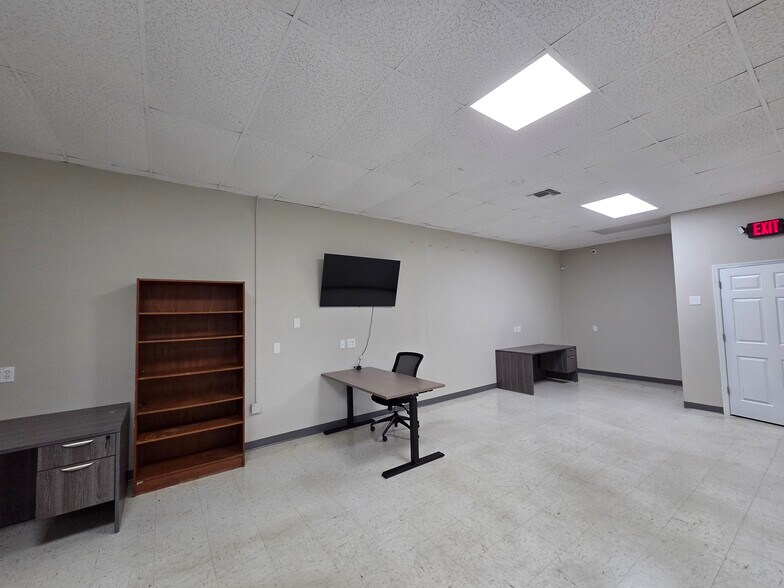 More Photos Of 6800 Edgewater Commerce Pky, Orlando Warehouse For Sale